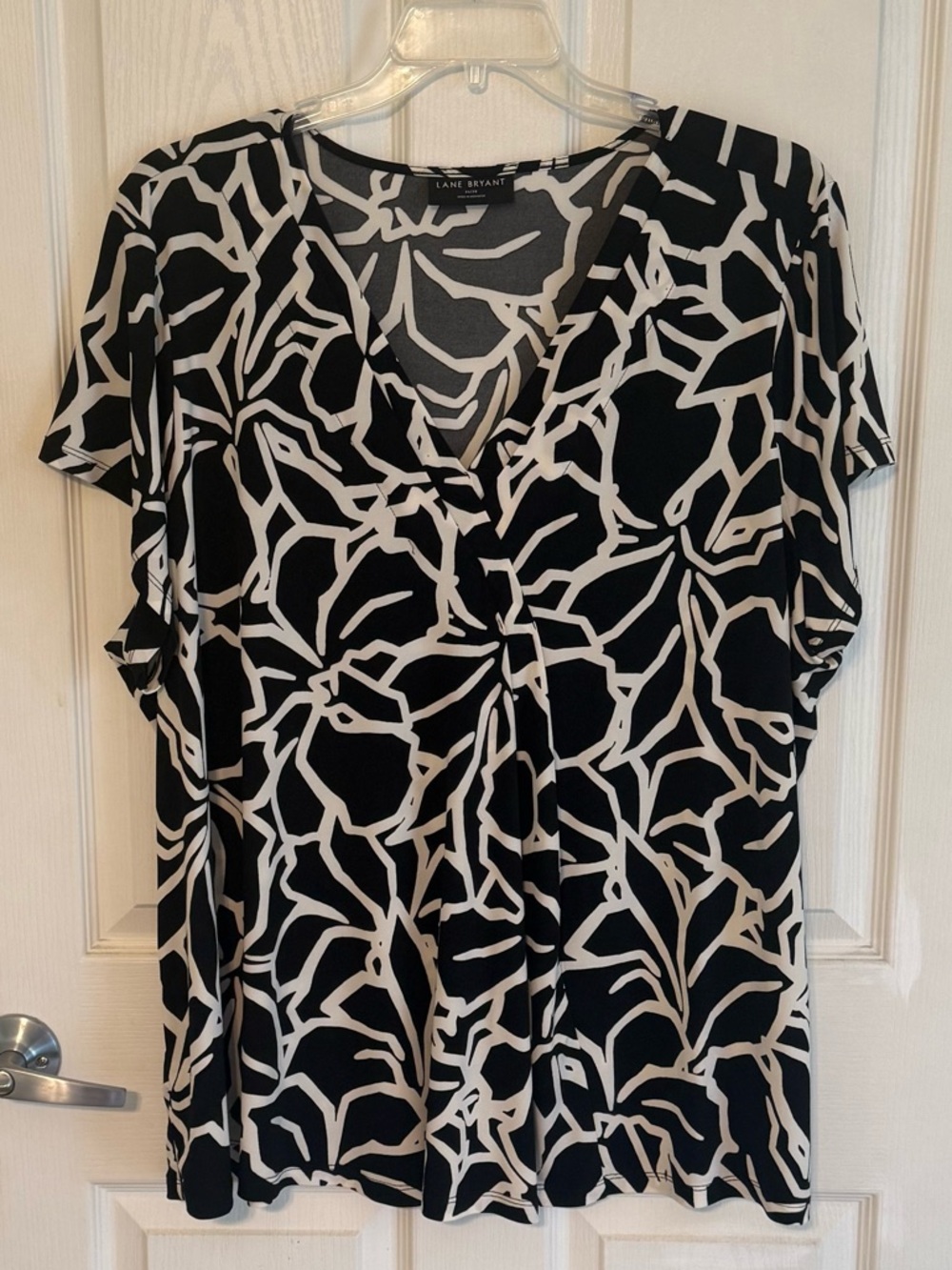Lane Bryant Black & White Abstract V-Neck Short Sleeve Top